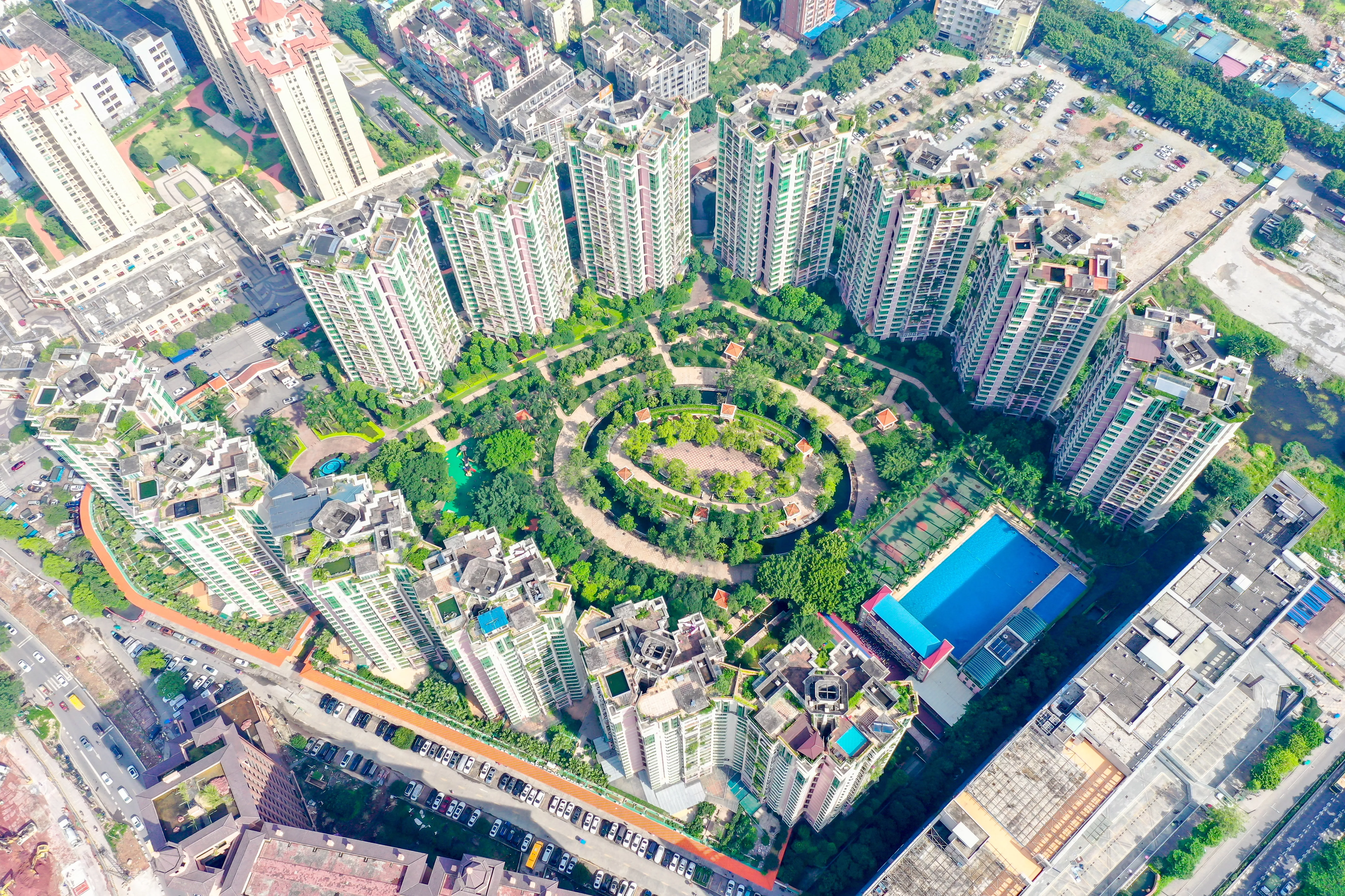 新月明珠花园1-13号楼
位于广州市番禺区大石街
总建筑面积 262286.47 平方米，共 13 幢，层数最高 为 23 层，地下室 2 层。